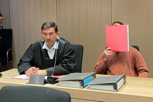 Nach einem Schuss auf die Bochumer Synagoge im April 2021 stand ein 37-jähriger Bochumer (rechts außen) in Bochum vor Gericht.