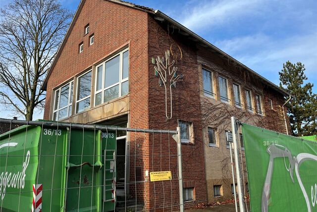 Bauzaun und Container stehen rund um das alte Gesundheitsamt.