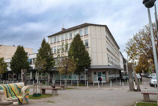 Früher war die Immobilie Sitz einer Commerzbank-Filiale, künftig soll dort eine Stadtteil-Bibliothek untergebracht werden.