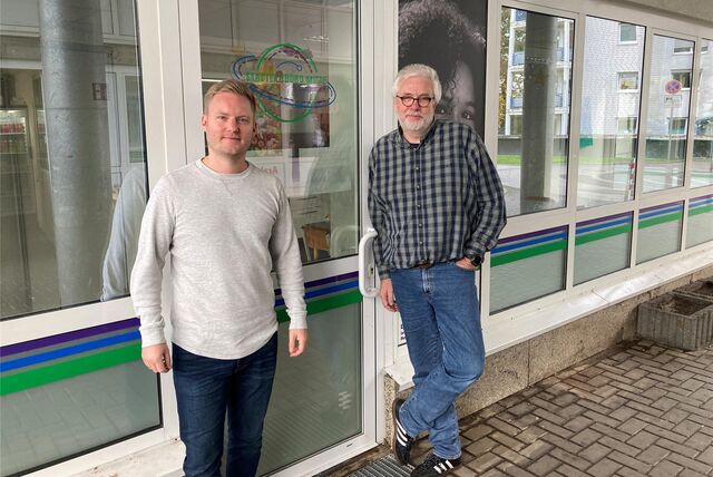 Marc Schlering und Jens Flachmeier vor dem Stadtteilbüro Mitte.