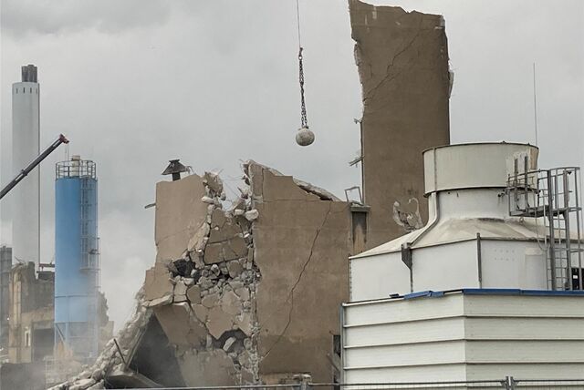 Nach dem Einsturz des Wasserturms bleiben nur die Grundmauern zurück. Diese werden weiter mit der Abrisskugel bearbeitet.