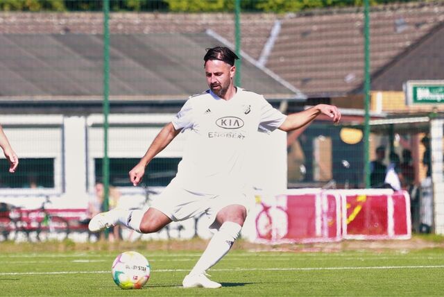 Yakub Köse schlägt den Ball nach vorne