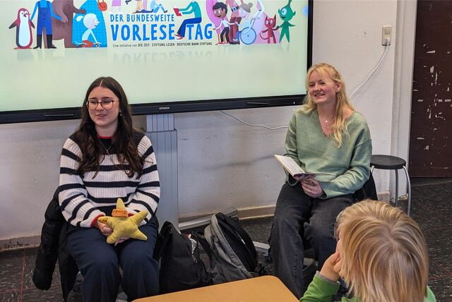 Die Oberstufenschülerinnen Tabea und Sophie lasen im Klassenraum der 1a der Augustaschule ein Buch vor.