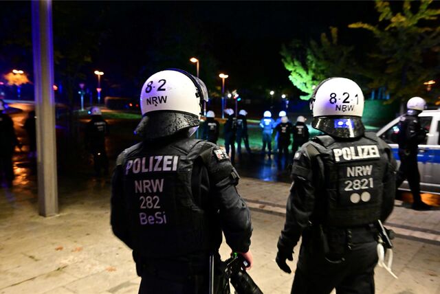 Polizisten beim Einsatz am Busbahnhof Marl.