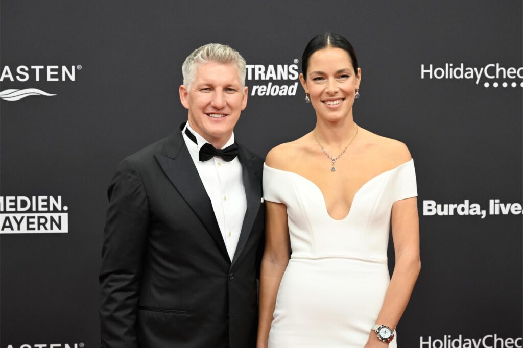 Ana Ivanovic und Bastian Schweinsteiger auf dem roten Teppich bei der 75. Bambi-Verleihung.