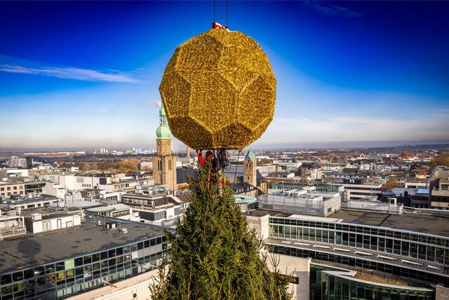 Überraschung. Kein Engel, sondern eine Kugel ziert die Spitze des Weihnachtsbaums.