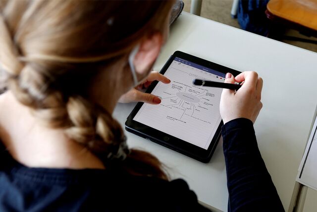 Eine Schülerin arbeitet mit I-Pad.