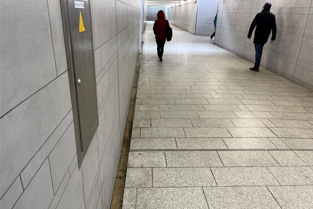 Passanten gehen durch die Unterführung am Bahnhof in Haltern zum Gleis.