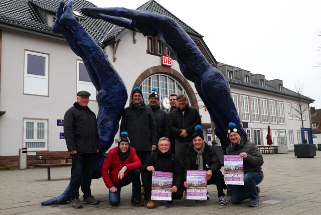 Organisationsteam an der Taucher-Skulptur