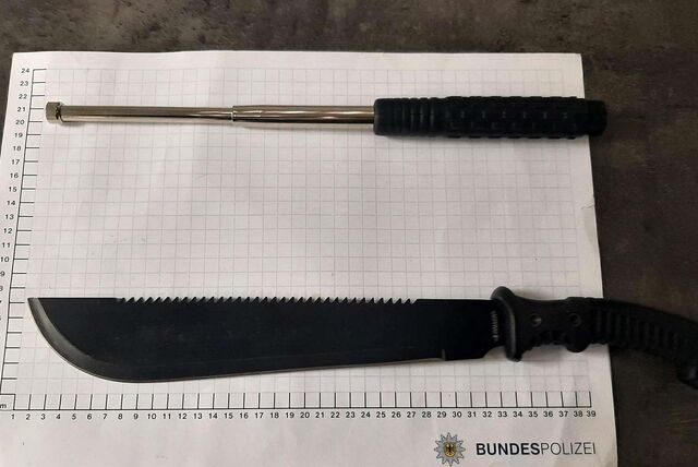 Die Bundespolizei hat diese beiden Waffen bei einem 16-Jährigen am Dortmunder Hauptbahnhof gefunden.