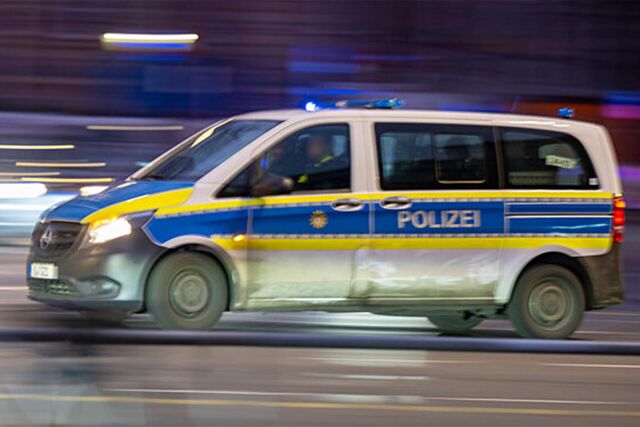 Ein Polizeiauto fährt mit Blaulicht zu einem Einsatz. (Symbolbild)