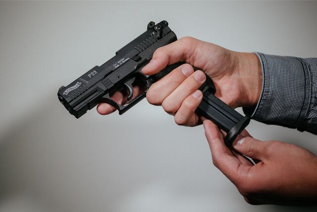 Mit einer Schreckschusspistole sollen zwei Jugendliche in der Nacht zu Sonntag (19.11.) in Dortmund geschossen haben.