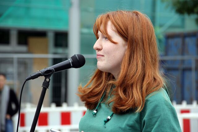 Rosalie Starke spricht bei einer Fridays for Future-Kundgebung in Castrop-Rauxel.