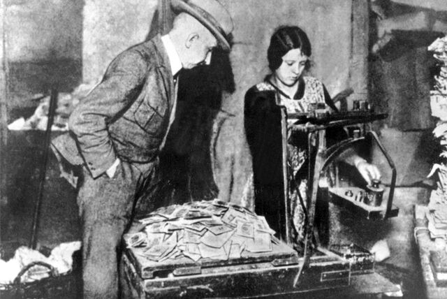 Das Archivbild von 1923 zeigt das Abwiegen der Geldscheine, die während der Inflation nur noch Makulatur waren.
