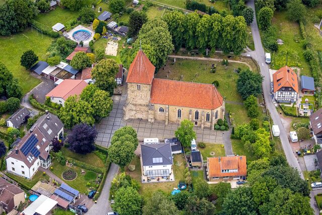 Blick auf die Flaesheimer Kirche und den Stiftsplatz