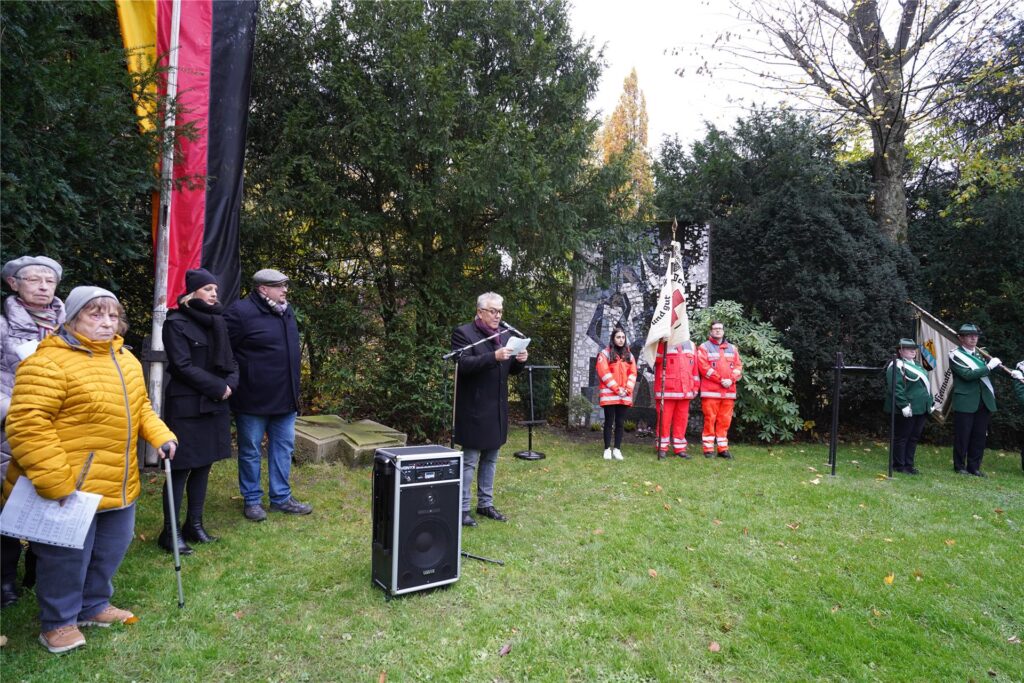 Mann am Mikrofon