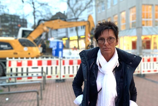 Gabriela Reffelmann vor der Straßensperrung Am Markt.