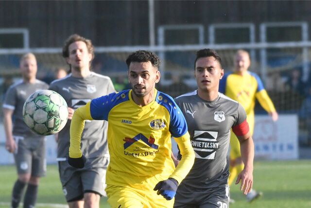 Die Spvg Schwerin (gelbe Trikots) ist Halbzeitmeister der Bezirksliga 10 – auch durch den Sieg im Topspiel gegen Westfalia Huckarde.