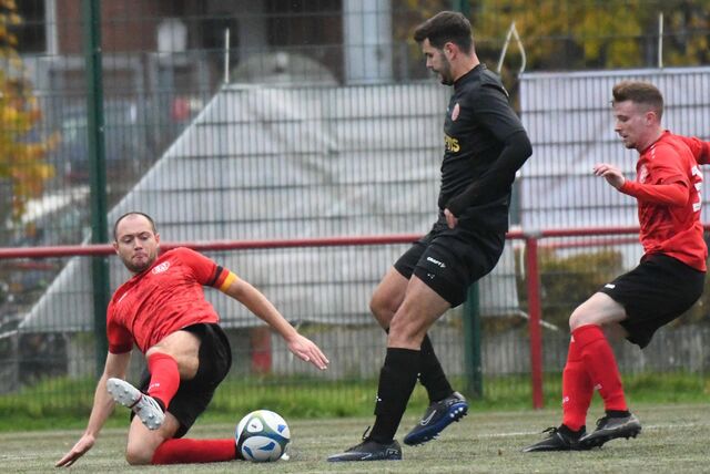 Den Anschluss zur Top 3 hat die SG Arminia/Victoria (5.) durch ein 1:2 gegen den FC Herne 57 (9.) verloren. Trotz 1:0-Führung durch Jannis Pieper.