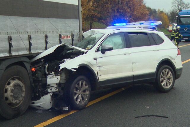 Der vordere Teil des Autos ist vollkommen zerstört: Bei dem Unfall auf der A1 ist der Wagen unter einen Lkw gerutscht.