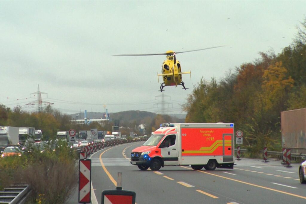 Ein Hubschrauber fliegt über die gesperrte A1 zwischen Kreuz Dortmund/Unna und der Raststätte Lichtendorf. Ein Hubschrauber fliegt über die gesperrte A1 zwischen Kreuz Dortmund/Unna und der Raststätte Lichtendorf.