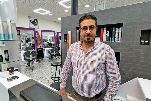 Zakaria Al-Nasser hinter der Kassentheke im Friseursalon in der Altstadt.