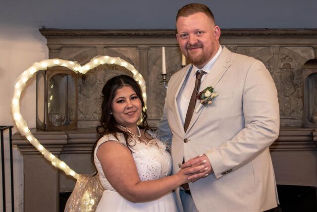 Stella Orka und (geborener) Dennis Orlowski haben im Kaminzimmer von Haus Goldschmieding geheiratet.