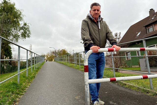 Peter Schmalfuß steht hinter einer Umlaufsperre auf der Fußgängerbrücke auf der Straße Im Reitwinkel in Recklinghausen.
