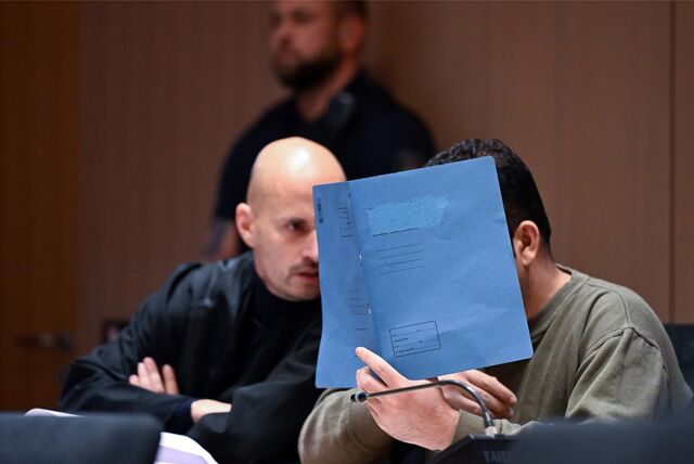 13.11.2023, Bochum: Der Angeklagte wartet mit seinem Anwalt Björn Rüthers (l) auf den Prozessbeginn. Angeklagt ist ein Familienvater aus Herten, der am 15. Mai 2023 seine Ehefrau und die gemeinsamen fünf und sieben Jahre alten Töchter umgebracht haben soll. Foto: Federico Gambarini/dpa +++ dpa-Bildfunk +++