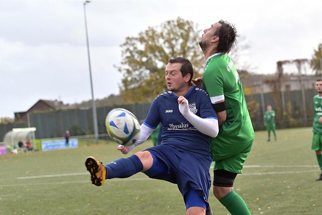 Augen zu und durch: GWE-Spieler Marcel Sobiech (r.) und Luca Krause im Kampf um den Ball.