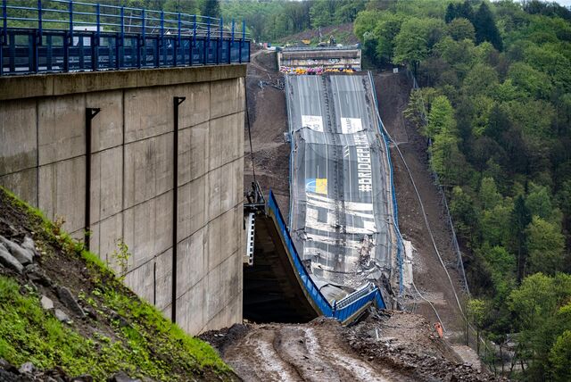 Nach der erfolgreichen Sprengung liegt die Rahmedetalbrücke auf dem Boden, Teile der Fahrbahn sind zu sehen.
