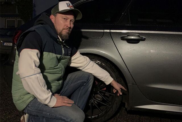 Chris Müller zeigt auf die Stelle an seinem Wagen, an der er beim Reifenwechsel den schockierenden Fund gemacht hatte: Ein Cuttermesser war dort absichtlich angebracht worden, um den Reifen zu zerschlitzen.