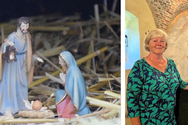 Krippenfiguren: Josef und Maria blicken auf das Christuskind, daneben ist Christine Henning vom Förderverein Schloss Sythen zu sehen.