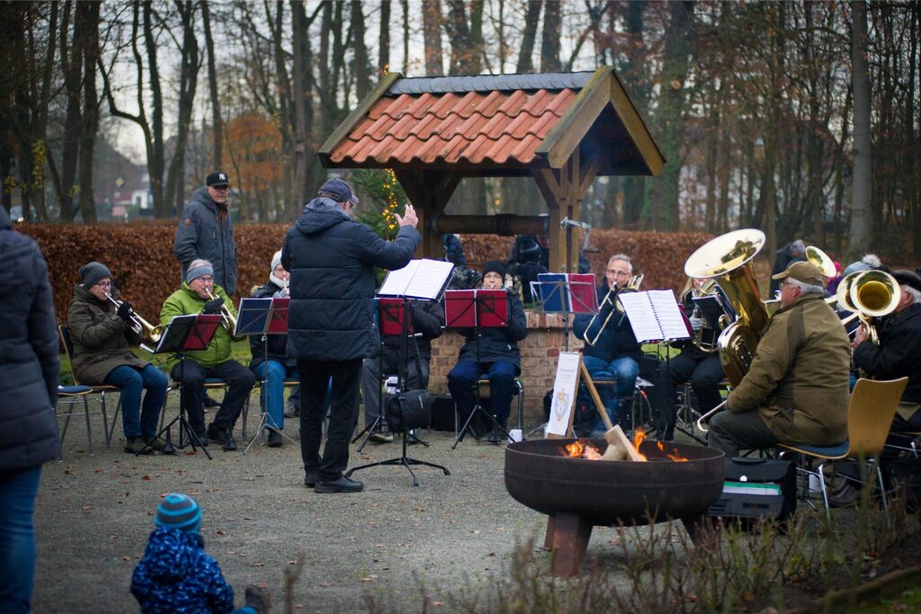Eine Gruppe Musiker mit Dirigent