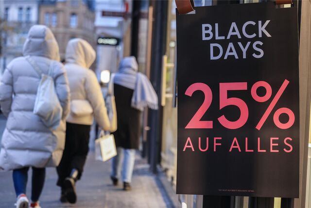 Ein Plakat vor einem Geschäft macht auf Rabatte am Black Friday aufmerksam.