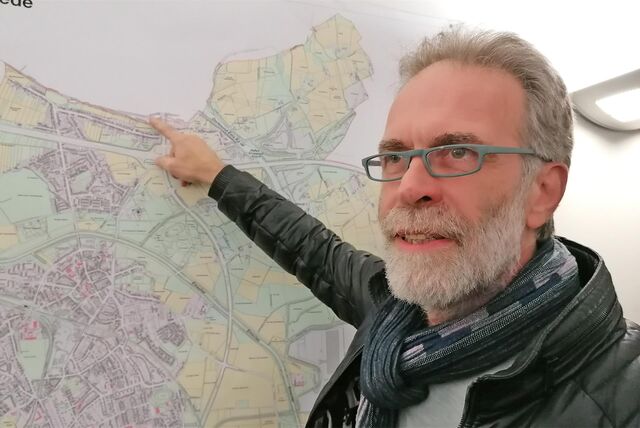 Kläger Heinz Aasen zeigt auf eine Karte mit der Stadtgrenze von Dortmund-Groppenbruch und Waltrop.