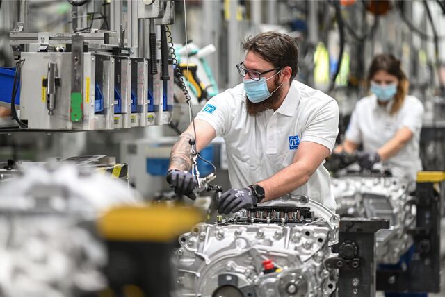Monteur Marcel arbeitet im Werk zwei des Automobilzulieferers ZF Friedrichshafen an einem Getriebe für Lastwagen.
