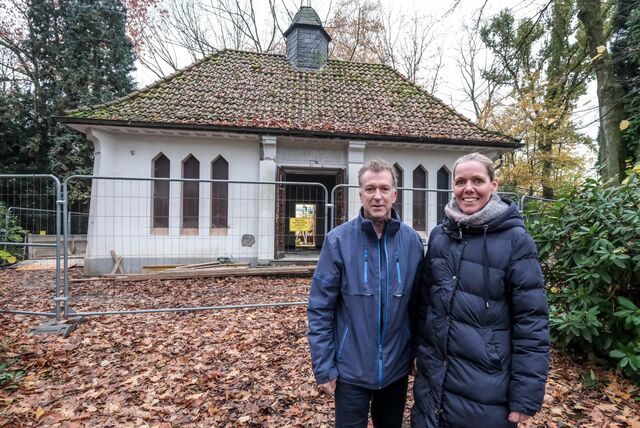 Jörn Schmitt und Katharina Schömer von der Stadt Recklinghausen stehen vor der „Grünen Kapelle“.