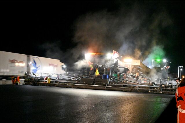 Das Bild zeigt Europas größten Straßenfertiger im Einsatz.