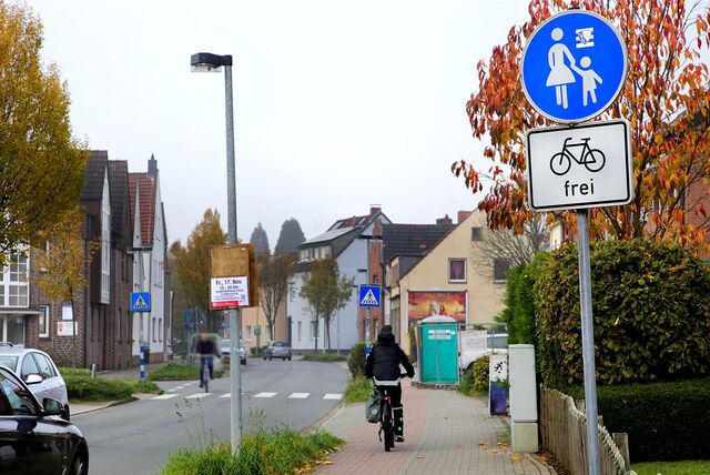 Ein Radler fährt auf dem Radweg am Nordwall