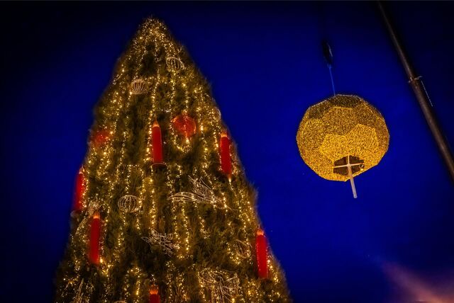 Sie sehen: Die ordnungsgemäße Rückverkugelung des Dortmunder Weihnachtsbaums.