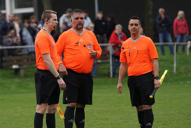 Schiedsrichter Mike Solinger (M.) – hier mit Sven-Patrick Schilz (l.) und Thorsten Milde fordern härtere Strafen für Gewalttäter auf Sportplätzen.
