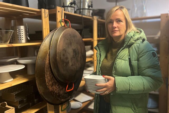 Marlen Kempf steht vor den Regalen mit Sachen aus der Essbar, die sie beim Hof-Flohmarkt verkauft.