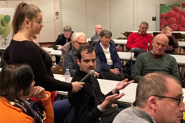 Beim Bürgerdialog der SPD-Marl-Mitte klagt Anwohner Oliver Wolters (M.) über die hohe Lärmbelästigung durch illegales Feuerwerk.