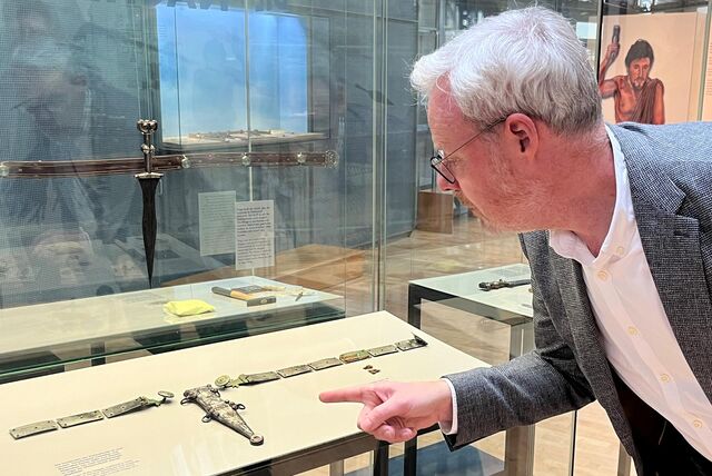Dr. Josef Mühlenbrock stellt den Jahrhundertfund, einen Legionärsdolch samt Scheide und Waffengürtel, vor.