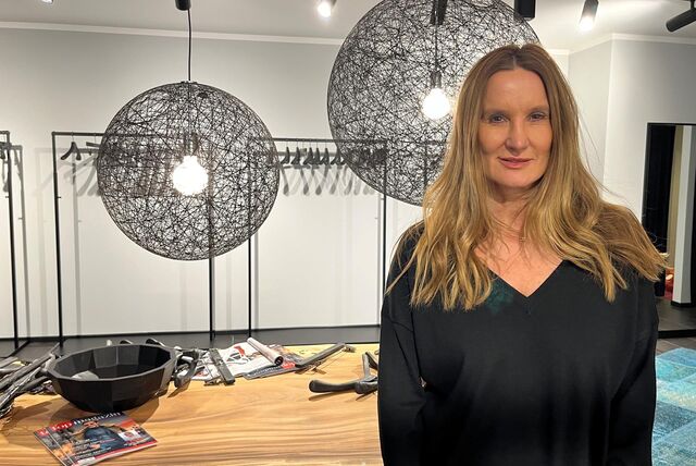 Alexandra Jander, die Inhaberin der Dortmunder High-Fashion-Boutique „About Alexa“, steht am Mittwoch (22. November) in ihrem leergeräumten Laden an der Brauhausstraße.