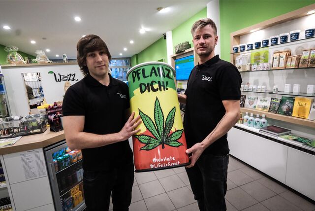 Hendrik Wagner (r.) und Philipp Vorhauer vom Weedzz-Shop in Recklinghausen