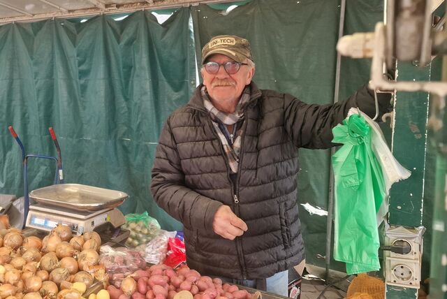 Gerd Zimmermann an seinem Gemüsestand auf dem Dattelner Markt.