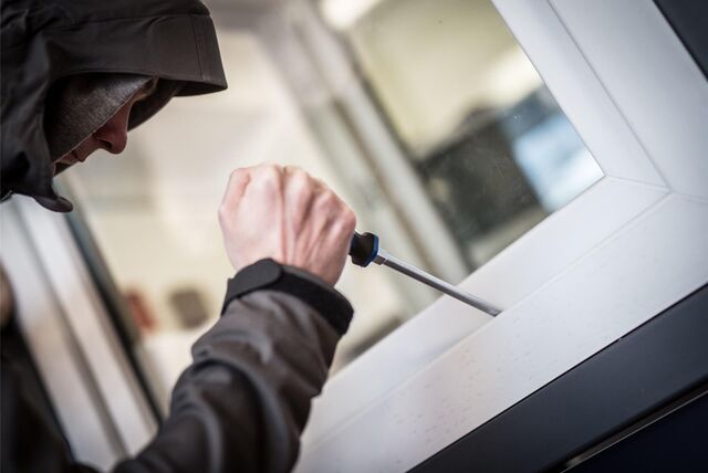 Der Täter soll vornehmlich Fenster aufgehebelt haben, um in die Häuser zu gelangen (Symbolbild).