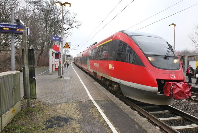 Zug am Bahnhof Kirchderne